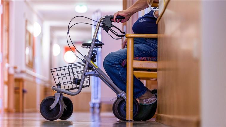 Krankenkasse: Pflegekräfte in Niedersachsen werden knapp Der DAK-Pflegereport warnt: Das Ausscheiden der Boomer dürfte die Personalnot in der Pflege in Niedersachsen verschärfen. (Symbolbild)