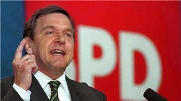 Der damalige niedersächsische Ministerpräsident Gerhard Schröder bei einem Termin.