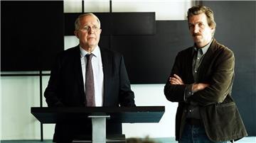 Der damals zuständige Staatsanwalt Gero Schmidt (Harald Krassnitzer, li.) und Ermittler Kai Matzen (Karsten Antonio Mielke, re.) informieren die Presse über den Fund der Leiche. 