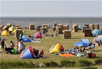 Zelte und Strandkörbe im Deichvorland bei Dorum-Neufeld