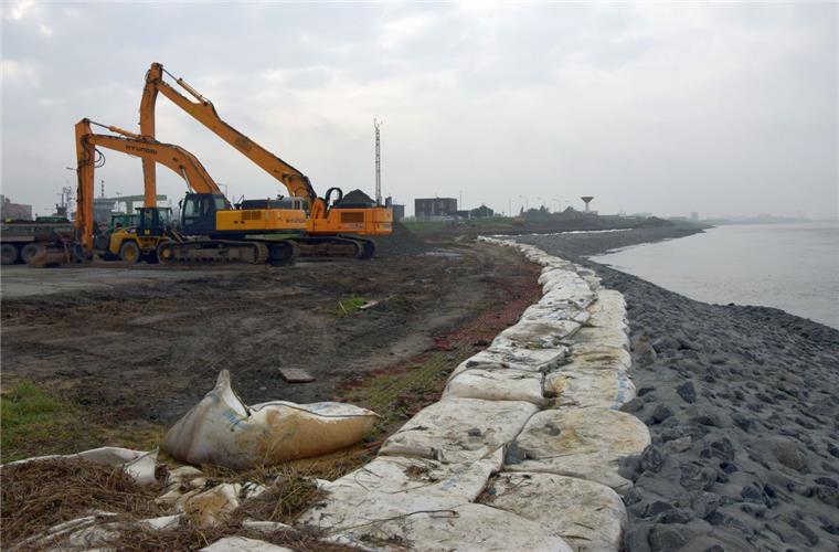 Bremerhaven: Deichbauer machen Seedeich sturmflutsicher Der Deichfuß am Nordende des Seedeichs in Bremerhaven wurde mit 24.600 Tonnen vergossenen Granitsteinen befestigt. Erst 2018 erhält der Deich dort sein neues Profil. Verbaut werden sein werden am Ende 14.500 Kubikmeter Sand und 17.000 Kubikmeter Klei.