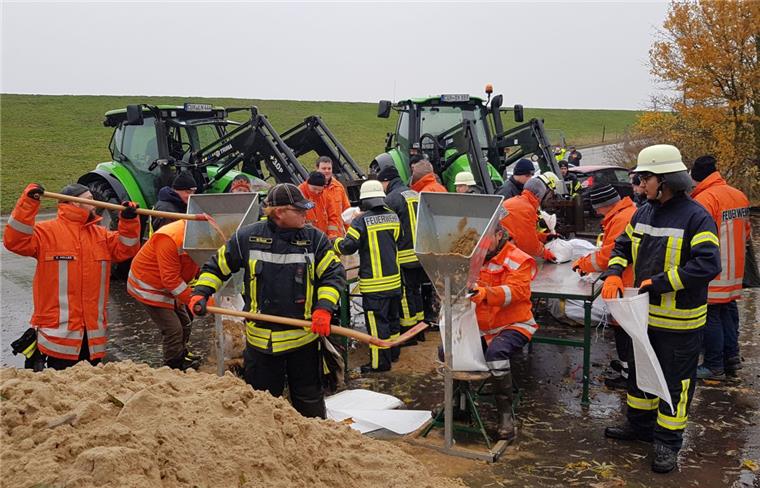 Der Deichverband Osterstader Marsch hat in Indiek (Gemeinde Loxstedt) gemeinsam mit den Freiwilligen Feuerwehren die Arbeit bei einer Sturmflut geübt.
