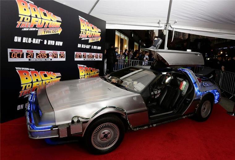 Der DeLorean-Wagen ist die Zeitmaschine, mit der Marty McFly und und Doc Brown in die Zukunft reisen (Archivbild).