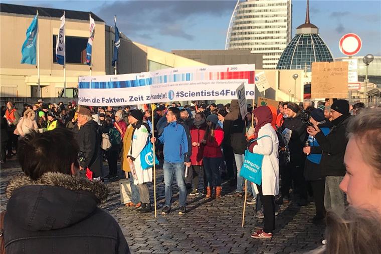 600 Teilnehmer bei "Fridays for Future" in Bremerhaven Der Demonstrationszug in Bremerhaven startete am Deutschen Schifffahrtsmuseum.