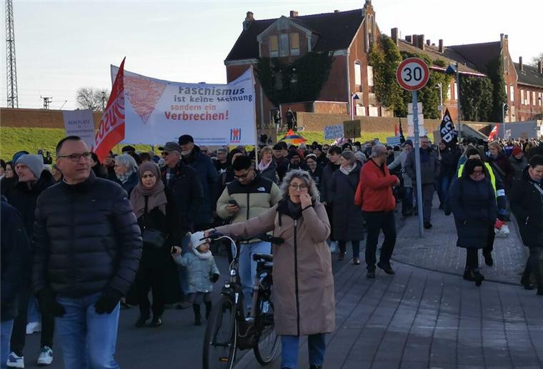 Demos gegen Rechtsextremismus zwischen Jade, Weser und Elbe: Die besten Bilder Der Demonstrationszug setzt sich in Bewegung.