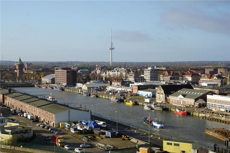 Tiefgarage für Alten Fischereihafen in Cuxhaven Der denkmalgeschützte Alte Fischereihafen in Cuxhaven gilt als touristisches Schmuckstück im Dornröschenschlaf. Der Cuxhavener Unternehmer Norbert Plambeck als neuer Eigentümer des Areals will das ändern. Er plant eine Mischung aus Tourismus, Gewerbe und Gastronomie.