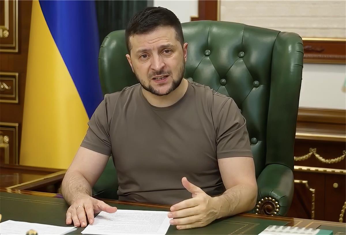 Selenskyj ruft Deutsche zu Boykott von russischem Gas auf Der ukrainische Präsident Wolodymyr Selenskyj spricht in Richtung Kamera.