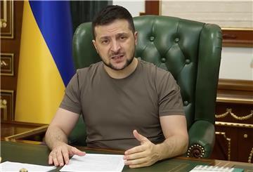 Der ukrainische Präsident Wolodymyr Selenskyj spricht in Richtung Kamera.
