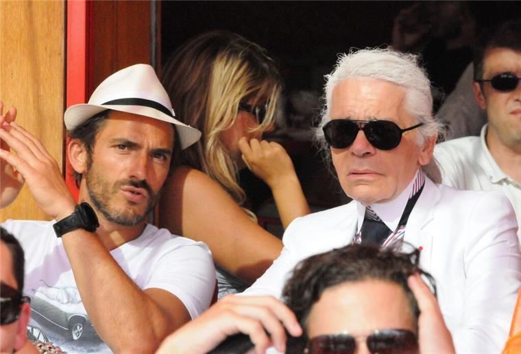 Warum gibt es kein Grab von Karl Lagerfeld? Der Designer Karl Lagerfeld und sein Bodyguard Sébastien Jondeau im Sommer 2010 im südfranzösischen St. Tropez.
