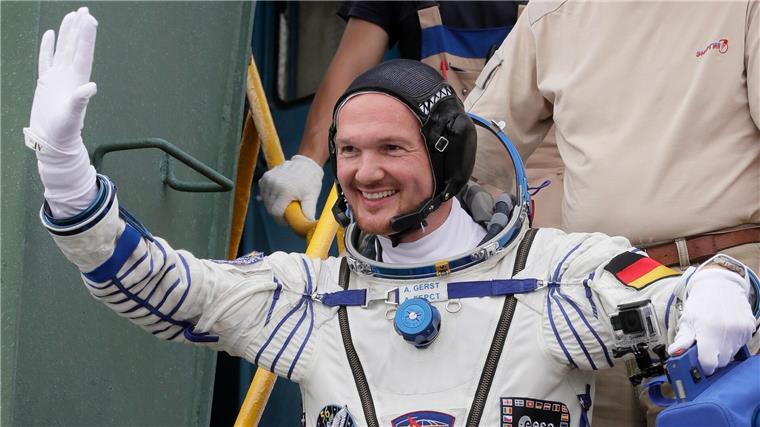 Mit Profi-Unterstützung: „Wow! Nachricht aus dem All“ Der deutsche Astronaut Alexander Gerst winkt vor dem Abflug zur Raumstation ISS (2018).