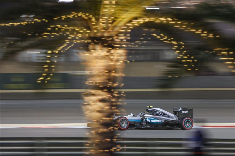 Formel 1: Menschenrechtler kritisieren Bahrain Der deutsche Formel-1-Fahrer Nico Rosberg dreht in seinem Mercedes AMG GP während des Trainings in Bahrain seine Runden.