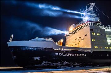 Der deutsche Forschungseisbrecher "Polarstern" ist im arktischen Eis festgefroren. Dort erleben die Wissenschaftler und Besatzungsmitglieder das Weihnachtsfest.