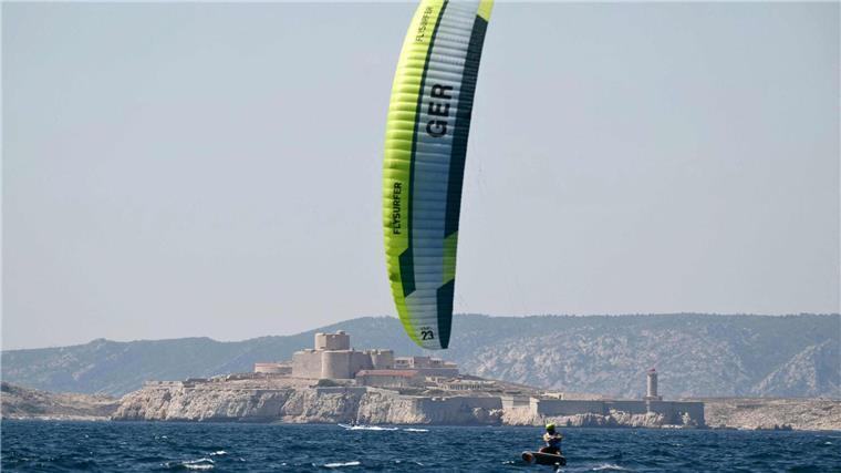 Kite-Premiere: „Schnellste Disziplin bei Olympia“ Der Deutsche Jannis Maus feiert mit den Kitesurfern Olympia-Premiere.