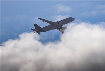 Ein Flugzeug vom Typ Airbus A320-214 der Lufthansa fliegt über den Wolken am Himmel über Dresden. +++ dpa-Bildfunk +++