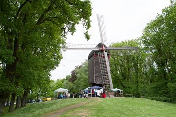 Der "Deutsche Mühlentag" ist immer am Pfingstmontag - und dann lässt der Bauernhausverein Lehe auch die Flügel der Bockwindmühle wieder über dem Speckenbütteler Park kreisen. 
