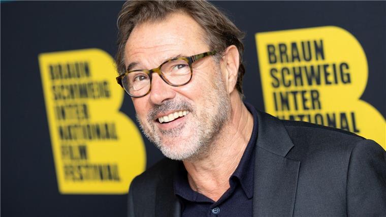 Der deutsche Schauspieler Sebastian Koch hat seine Rolle in der niederländischen Serie „Máxima“ sehr gemocht.