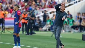 Der deutsche Trainer Hansi Flick ist mit dem FC Barcelona Meister geworden.