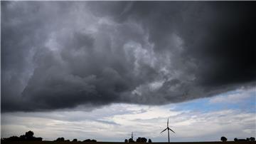 Der Deutsche Wetterdienst gibt für den Abend eine Unwetterwarnung für das Emsland heraus. (Archivbild)