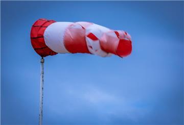 Der Windsack flattert bei stürmischem Wetter an einem Flugplatz.