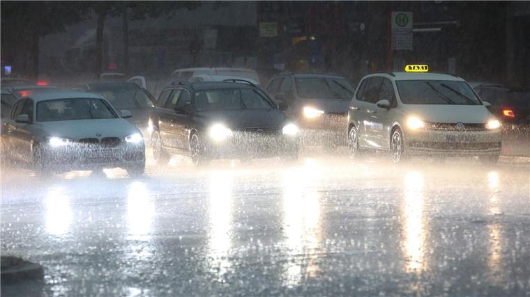 Gewitter und Starkregen führen zu Verkehrsbehinderungen Der Deutsche Wetterdienst warnt vor schweren Gewittern mit Starkregen und Hagel im Norden. (Symbolfoto)