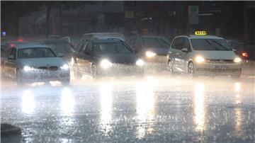 Der Deutsche Wetterdienst warnt vor schweren Gewittern mit Starkregen und Hagel im Norden. (Symbolfoto)