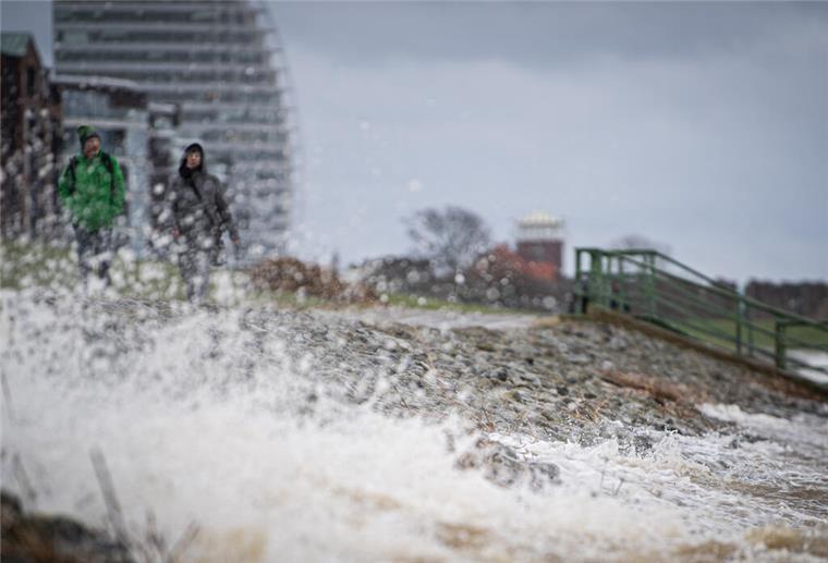 Sturmtief zieht mit bis zu 100km/h über Norddeutschland Der Deutsche Wetterdienst warnt vor starken Sturmböen an der Küste.