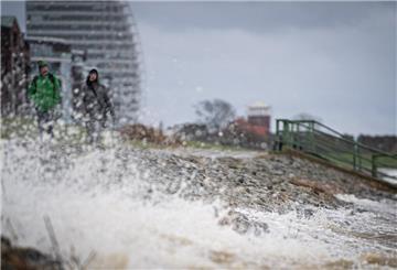 Der Deutsche Wetterdienst warnt vor starken Sturmböen an der Küste.