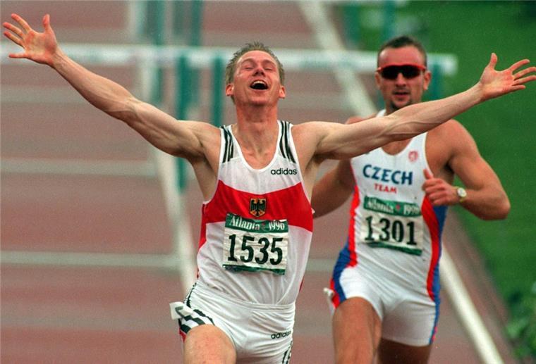 Vize-Olympiasieger kommt nach Cuxhaven Der deutsche Zehnkämpfer Frank Busemann (links) gewann 1996 Olympia-Silber.