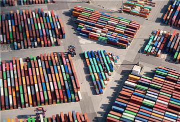 Das Luftbild zeigt zahlreiche Container auf dem Gelände eines Containerterminals im Hamburger Hafen.