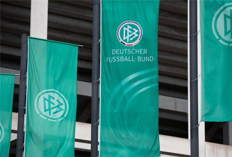 Nach Tod eines 15-Jährigen: Fußball-Bund will Zeichen gegen Gewalt setzen Fahne des DFB
