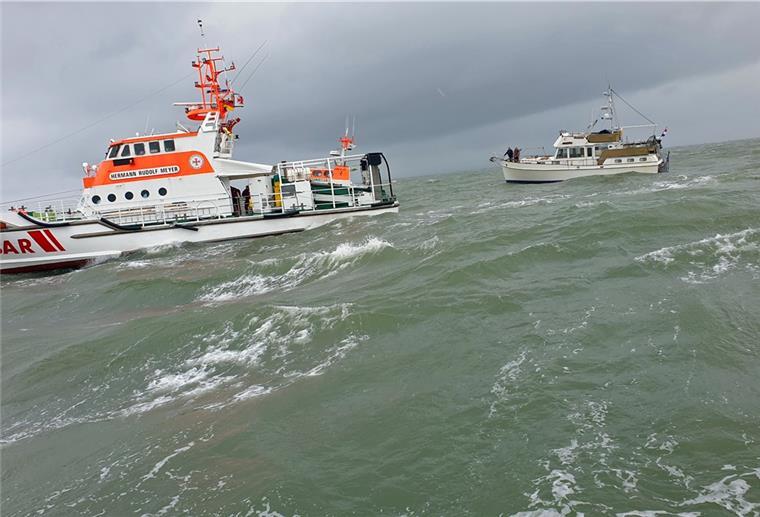 Seenotretter befreien Yacht aus Seenot Der DGzRS-Seenotrettungskreuzer „Hermann Rudolf Meyer“ nimmt die havarierte Yacht in Schlepp.