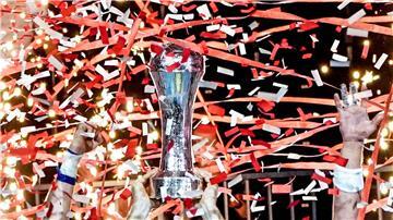 Der DHB-Pokal wird gefeiert.