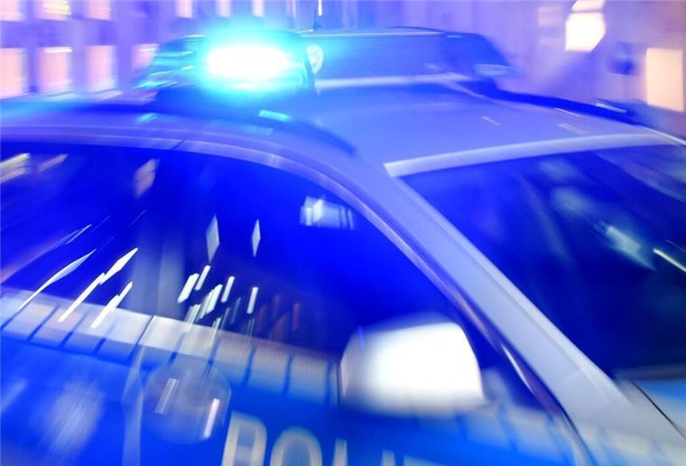Ein Streifenwagen der Polizei steht mit eingeschaltetem Blaulicht auf der Straße.