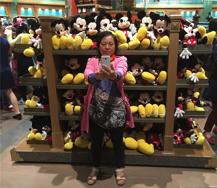 In Shanghai wird das erste Disneyland Chinas eröffnet Der Disney-Souvenirshop in Shanghai hat bereits geöffnet.