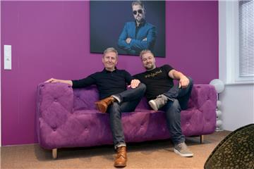 Der DJ und Musikproduzent Rob Hardt (rechts) ist am 19. April ab 19.30 Uhr  zu Gast bei NZ-Redakteur Rainer Donsbach und dem Talk "Aus Liebe zur Musik". Foto Schimanke
