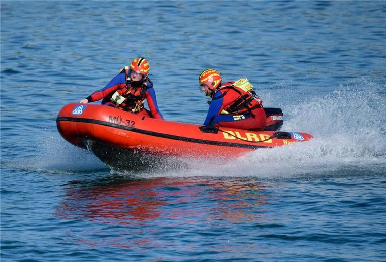 Wasserretter der Deutschen Lebens-Rettungs-Gesellschaft (DLRG) fahren in einem Schnellboot über den Chiemsee.