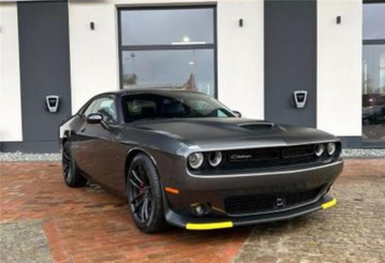Dodge Challenger vor dem KW Autohaus