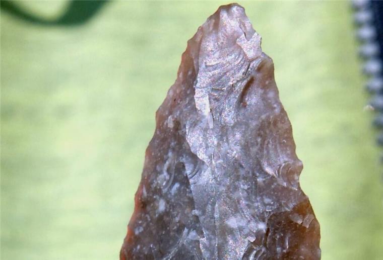 Mädchen bringt Tausende Jahre alten Dolch aus Kindergarten mit Bei Bauarbeiten ist in Potsdam ein 4000 Jahre alter Dolch aus Feuerstein entdeckt worden
