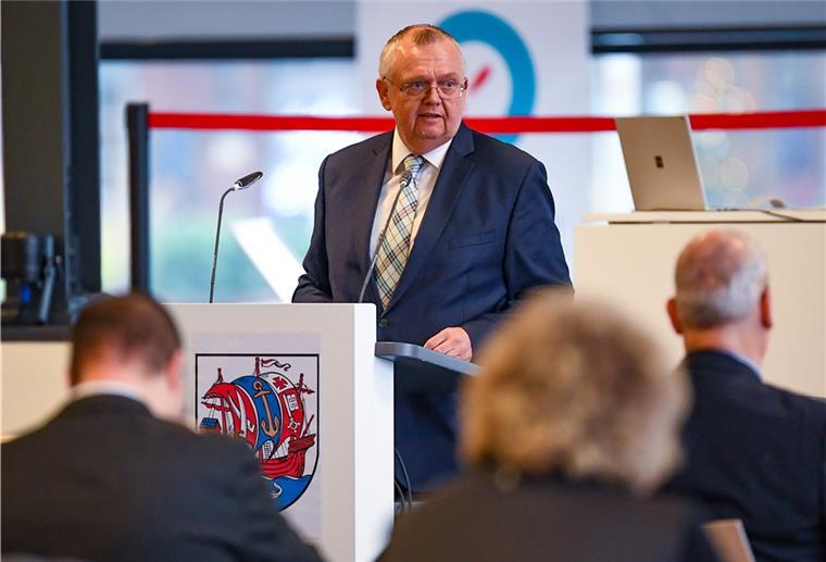 Bremerhavener Doppelhaushalt: Sanierungsoffensive für die Schulen Mann in einem Anzug am Rednerpult. Der Doppelhaushalt ist beschlossen: Bürgermeister Torsten Neuhoff bei der Stadtverordnetenversammlung im Forum Fischbahnhof.