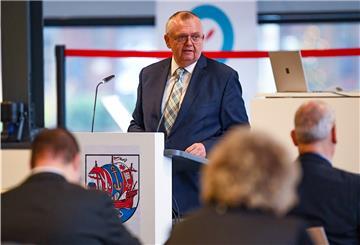 Mann in einem Anzug am Rednerpult. Der Doppelhaushalt ist beschlossen: Bürgermeister Torsten Neuhoff bei der Stadtverordnetenversammlung im Forum Fischbahnhof. 