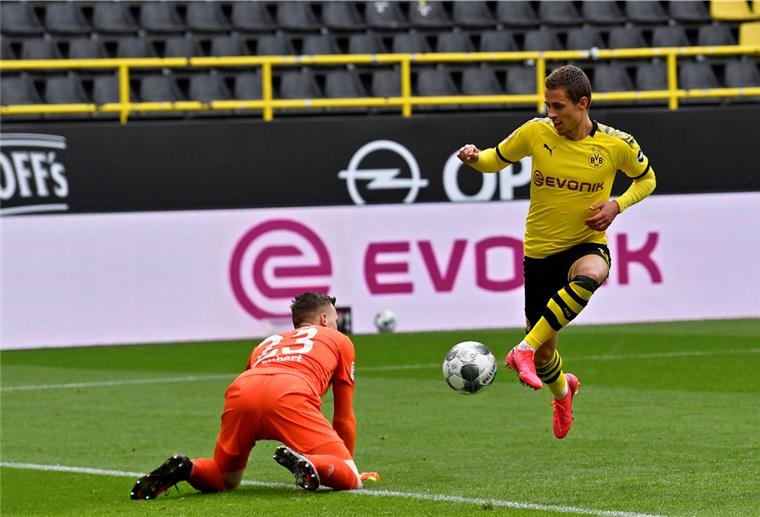 Bundesliga: 4:0-Kantersieg für Dortmund im Geisterderby Der Dortmunder Thorgan Hazard (rechts) schießt das Tor zum 3:0.