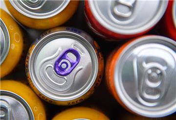 SYMBOLBILD - 07.11.2024, Sachsen-Anhalt, Seeland: Getränkedosen aus Aluminium stehen bei Novelis auf einem Tisch. Novelis ist ein Hersteller von Aluminium-Walzerzeugnissen. (zu dpa: «Boom bei Getränkedosen: Million-Tonnen-Marke geknackt») Foto: Klaus-Dietmar Gabbert/dpa +++ dpa-Bildfunk +++