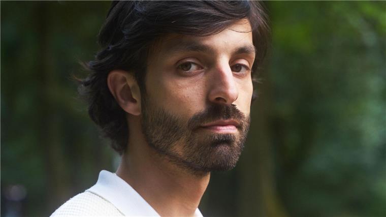 Der Dramatiker Akin Emanuel Sipal hat ein Theaterstück über Mesut Özil geschrieben.