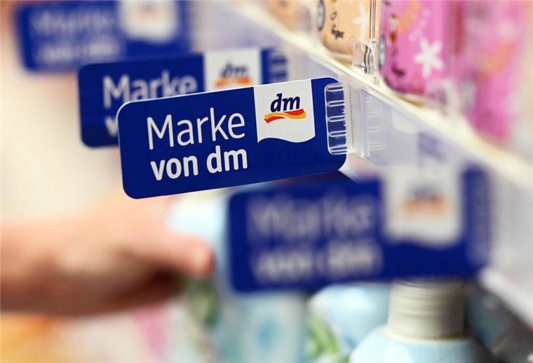 In einer Filiale der Drogeriemarktkette dm hängen an einem Regal Schilder mit der Aufschrift «Marke von dm». dm ruft zwei Bio-Produkte zurück: Für Allergiker und empfindliche Personen besteht ein mögliches Gesundheitsrisiko.