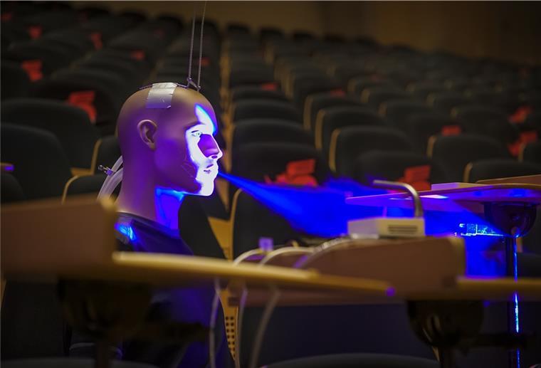 Der Dummy der Fraunhofer Heinrich-Hertz-Instituts beim Aerosol-Test in der Bremerhavener Eisarena.