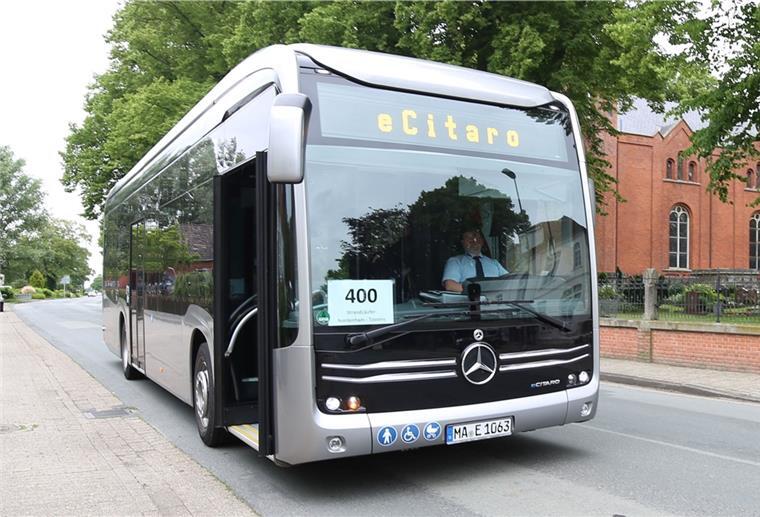 Wesermarsch: Verkehrsbetriebe testen Elektrobus Der E-Bus war am Mittwoch auf der Strandläufer-Linie 400 unterwegs. Das Foto zeigt ihn an einer Haltestelle in Stollhamm.