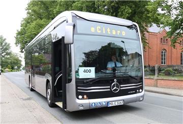 Der E-Bus war am Mittwoch auf der Strandläufer-Linie 400 unterwegs. Das Foto zeigt ihn an einer Haltestelle in Stollhamm.