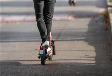 Mann auf Scooter