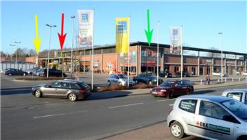 Der Edeka-Markt Schomacker, an der Parkstraße in Loxstedt (roter Pfeil) soll zum E-Center erweitert werden, der Aldi-Markt (gelber Pfeil) dorthin umzihen, wo sich heute die Shops (grüner Pfeil) befinden