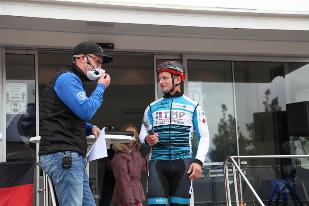 Der ehemalige Bahnrad-Weltmeister René Enders spricht mit Moderator Stefan Hox. 